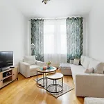 Spacious By Bookinghost *