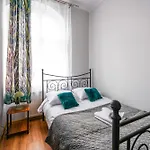 Spacious By Bookinghost Lägenhet *