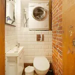 Spacious By Bookinghost Lägenhet