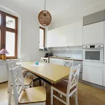 Spacious By Bookinghost *