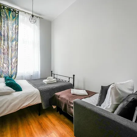 Spacious By Bookinghost *