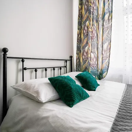 Spacious By Bookinghost *