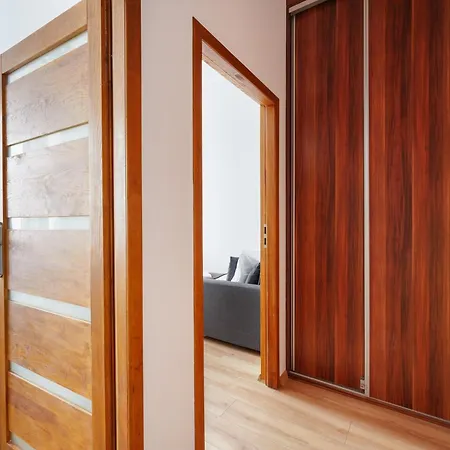 Apartment Spacious By Bookinghost *