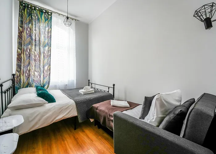 Spacious By Bookinghost *