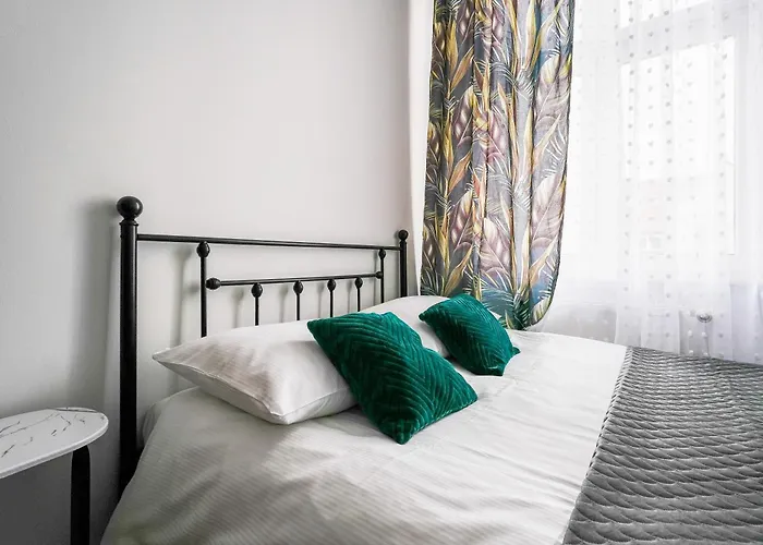 Spacious By Bookinghost *