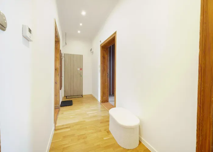 Spacious By Bookinghost *