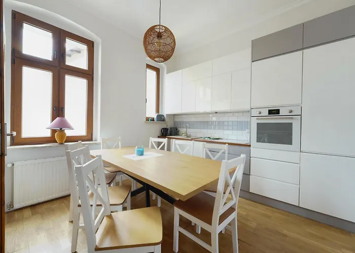 Spacious By Bookinghost *